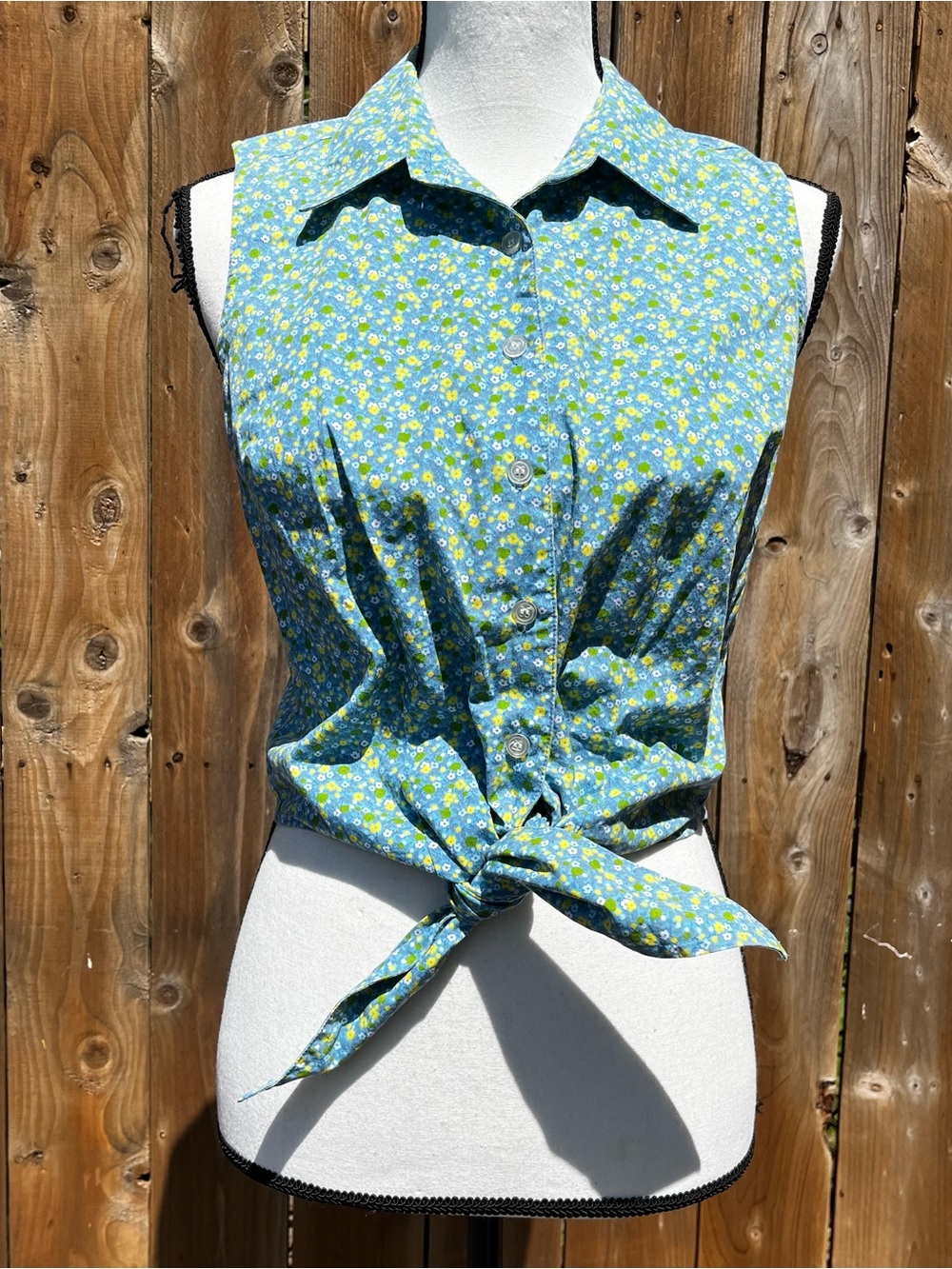 Farmer’s Daughter Casual Corner Blue Floral Tie-Front Sleeveless Button-Down